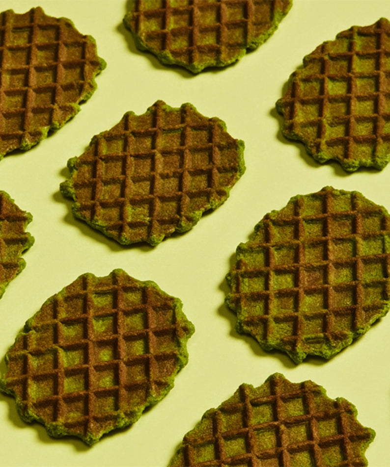 Gaufres vertes sur fond jaune, OSULLOC Premium Green Tea Waffle 72g, gourmandises au thé vert, image produit croustillant.