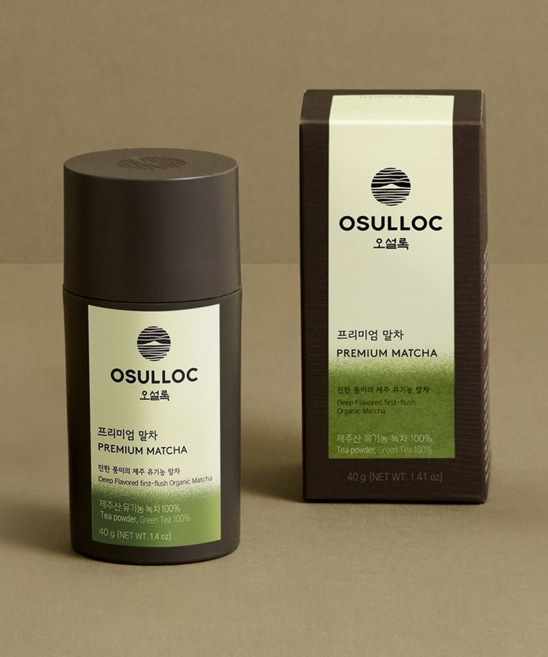 Boîte et récipient de thé matcha OSULLOC Premium Matcha 40g sur une surface beige.