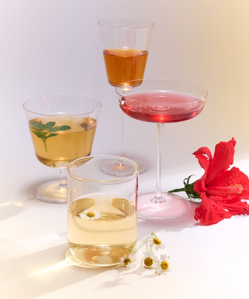 OSULLOC Tea Edition Herb 4 Types avec infusions de thé aux herbes et fleurs, présentation élégante de verres à thé raffinés.