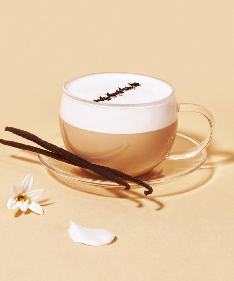 Tasse de thé noir avec vanille et miel OSULLOC Vanilla Honey Black Tea 20 P, fleur et gousse de vanille à côté, ambiance élégante.