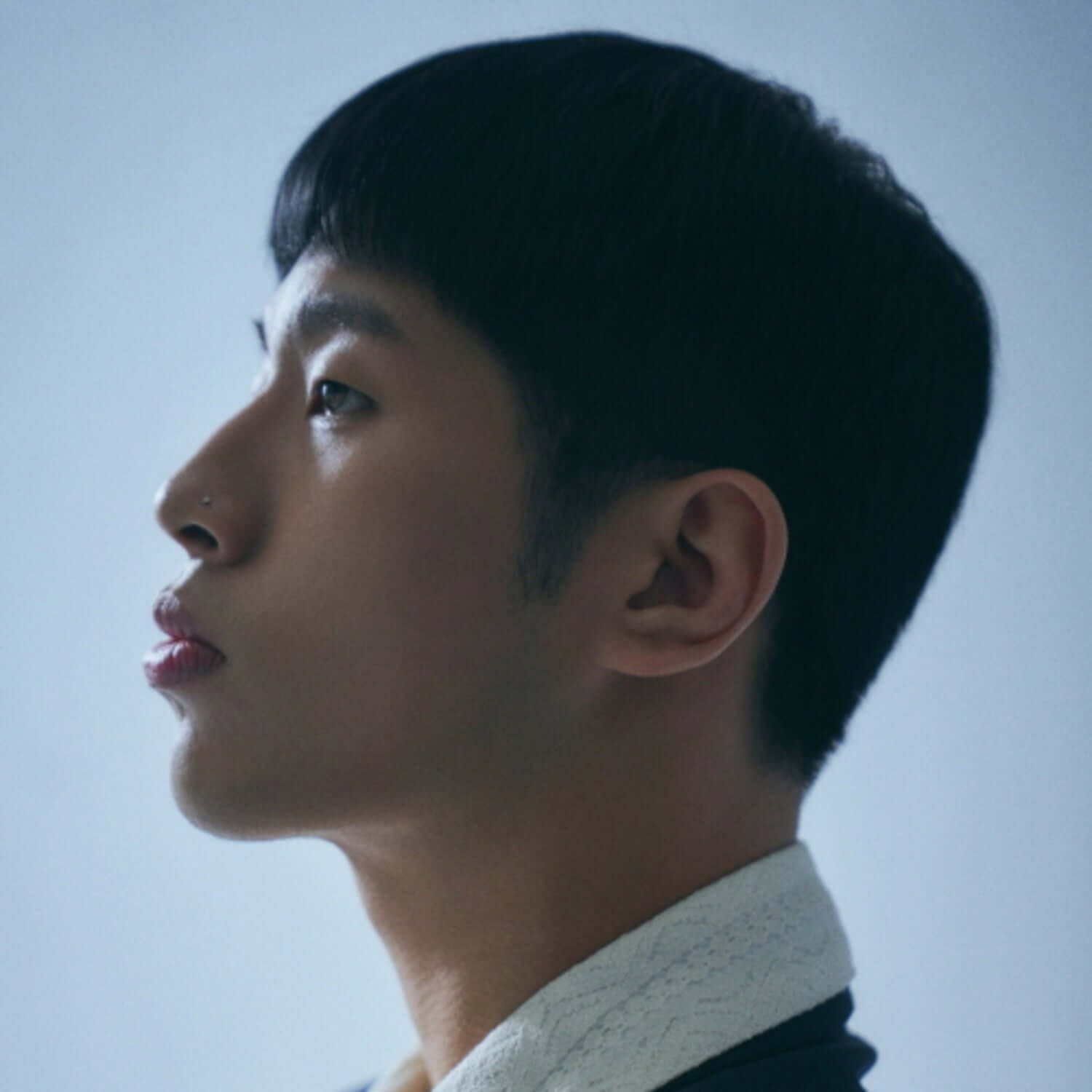 OVAN - 1st Album - Album Kpop : visuel OVAN en portrait, ambiance K-pop sur fond bleu ciel, album photo