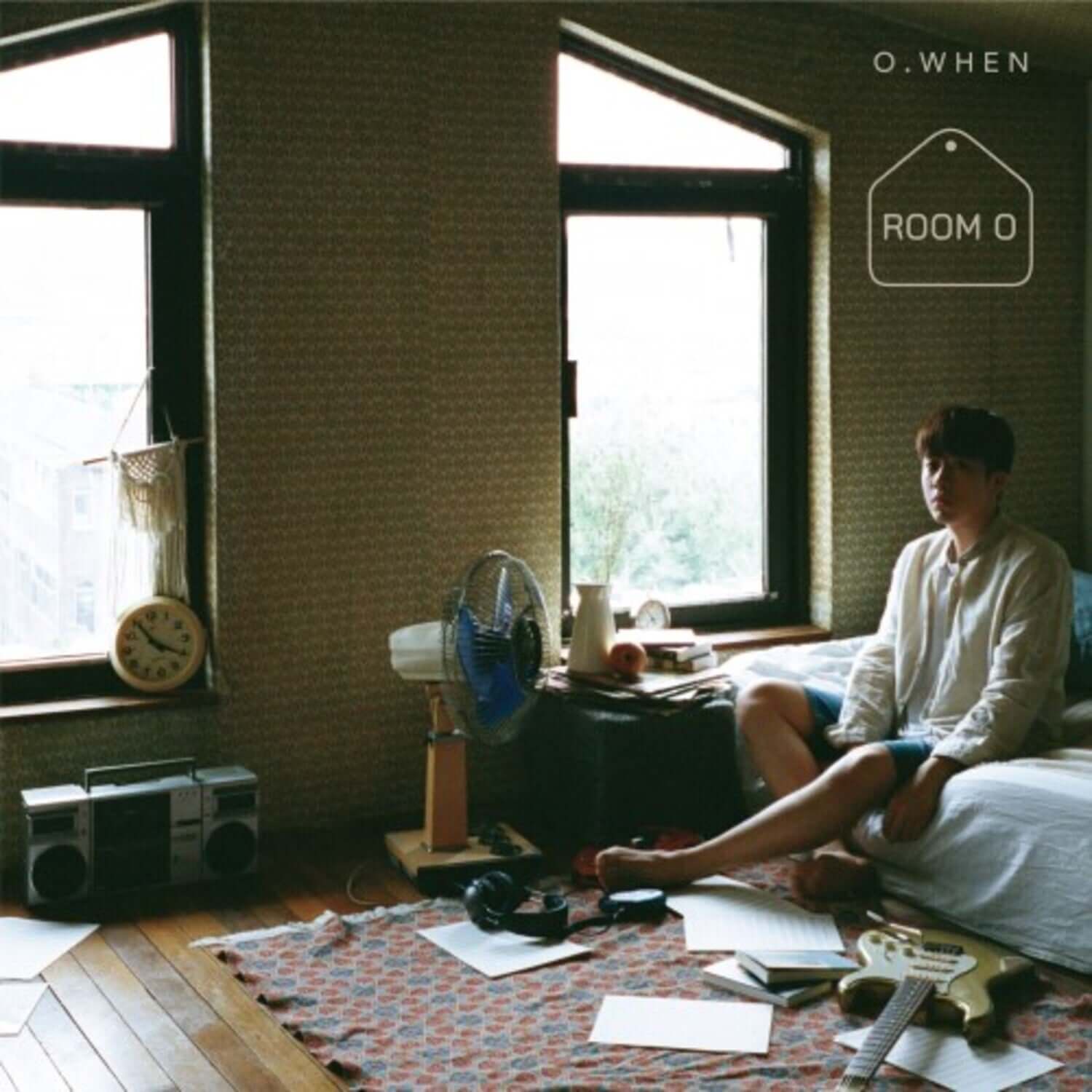 O.WHEN - 1st Album [ROOM O] - Album Kpop : couverture avec scène chambre, marque O.WHEN, décor visuel Room O