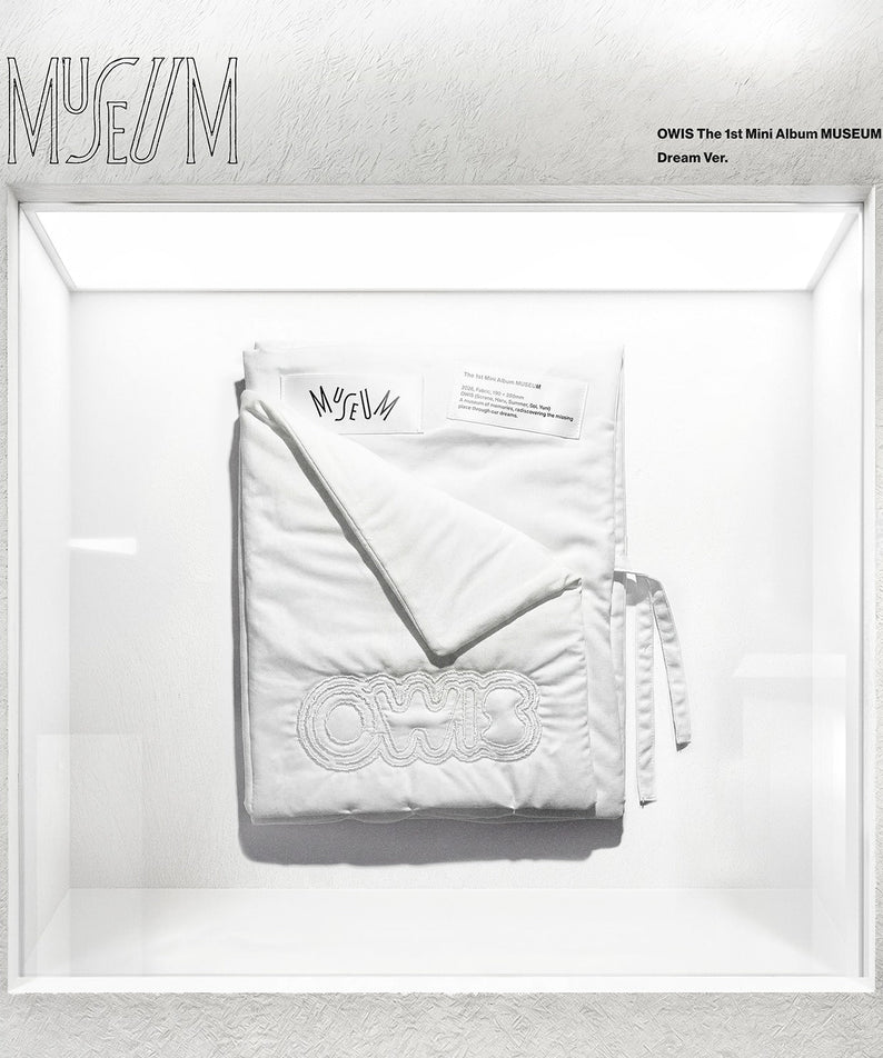 OWIS - The 1st Mini Album [MUSEUM] (Dream Ver.) - Album Kpop, photo du coffret blanc dans vitrine, style musée.