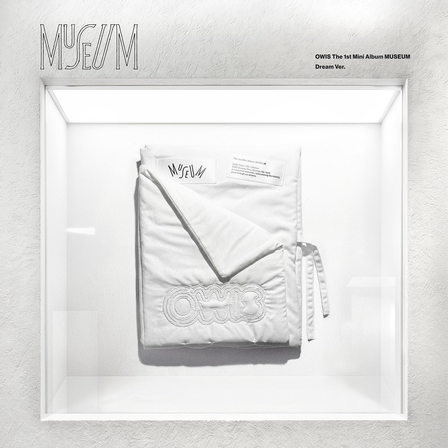 OWIS - The 1st Mini Album [MUSEUM] (Dream Ver.) - Album Kpop, photo du coffret blanc dans vitrine, style musée.
