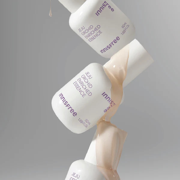 INNISFREE Jeju Orchid Enriched Essence 50ml, essence anti-âge en flacons sur fond gris, produits skincare éclatants.