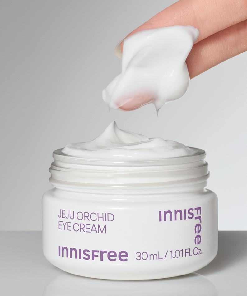 INNISFREE Jeju Orchid Eye Cream 30ml, crème contour des yeux, pot blanc avec texture sur fond clair