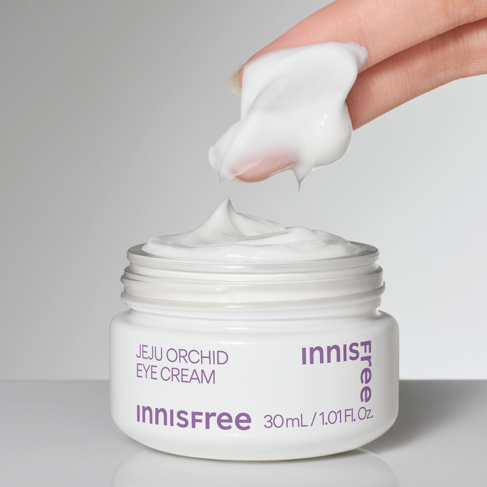 INNISFREE Jeju Orchid Eye Cream 30ml, crème contour des yeux, pot blanc avec texture sur fond clair
