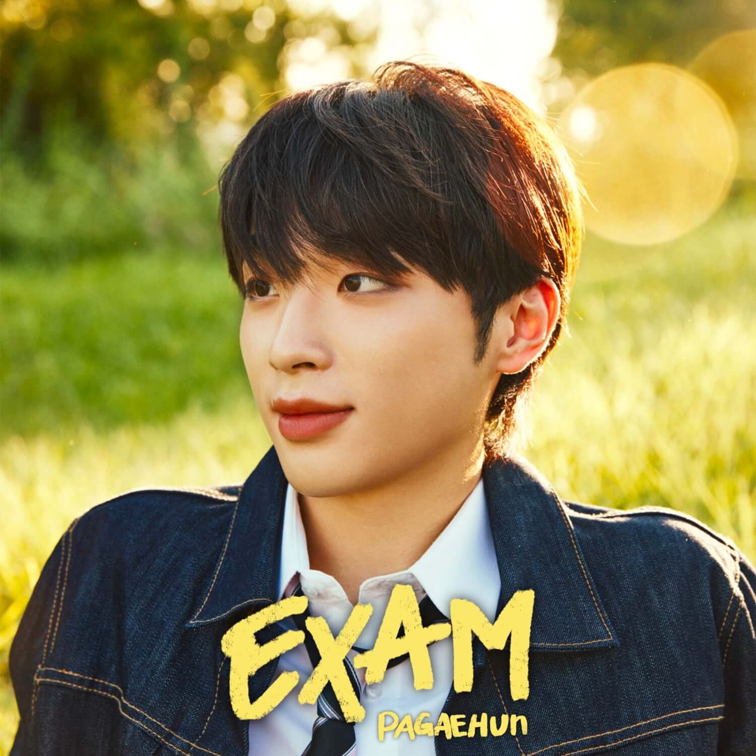 PAGAEHUN - [Exam] - Album Kpop : portrait du chanteur en extérieur, branding PAGAEHUN et titre EXAM sur image.
