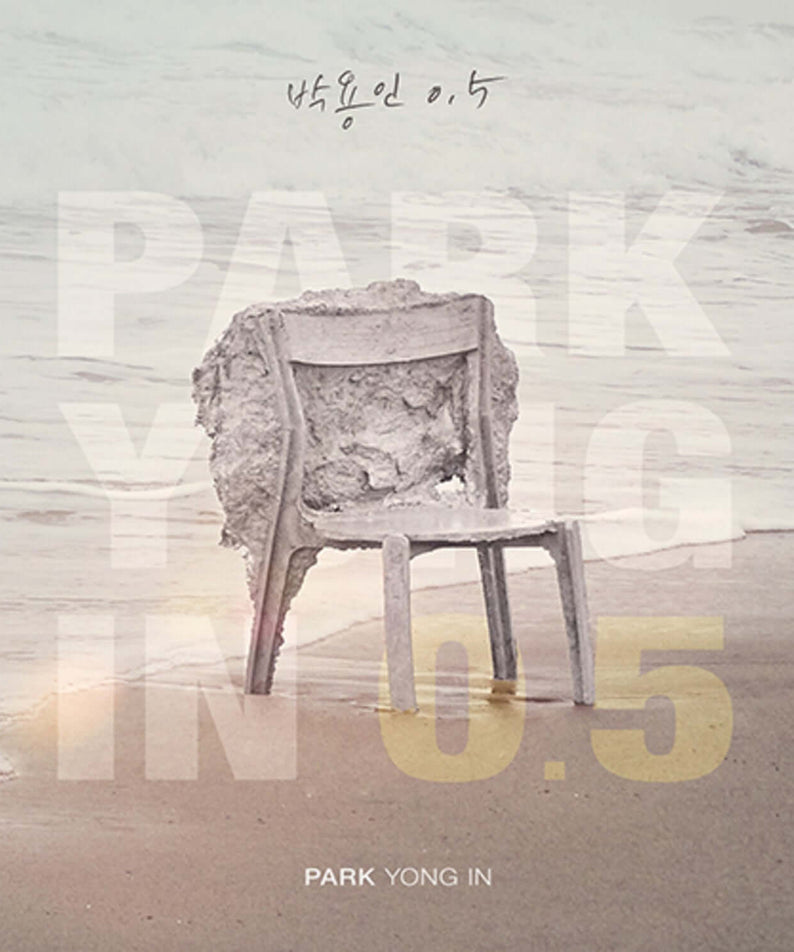 PARK YONGIN - [ 0.5] - Album Kpop : couverture avec chaise sur plage, ambiance minimaliste, marque PARK YONG IN