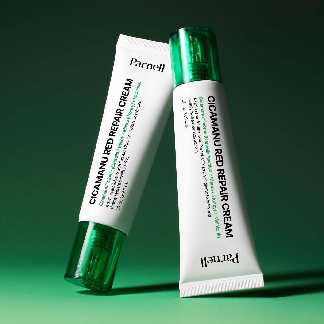 PARNELL Cica Manu Red Repair Cream 50ml de Parnell, tube blanc vert sur fond vert, crème réparatrice mains.