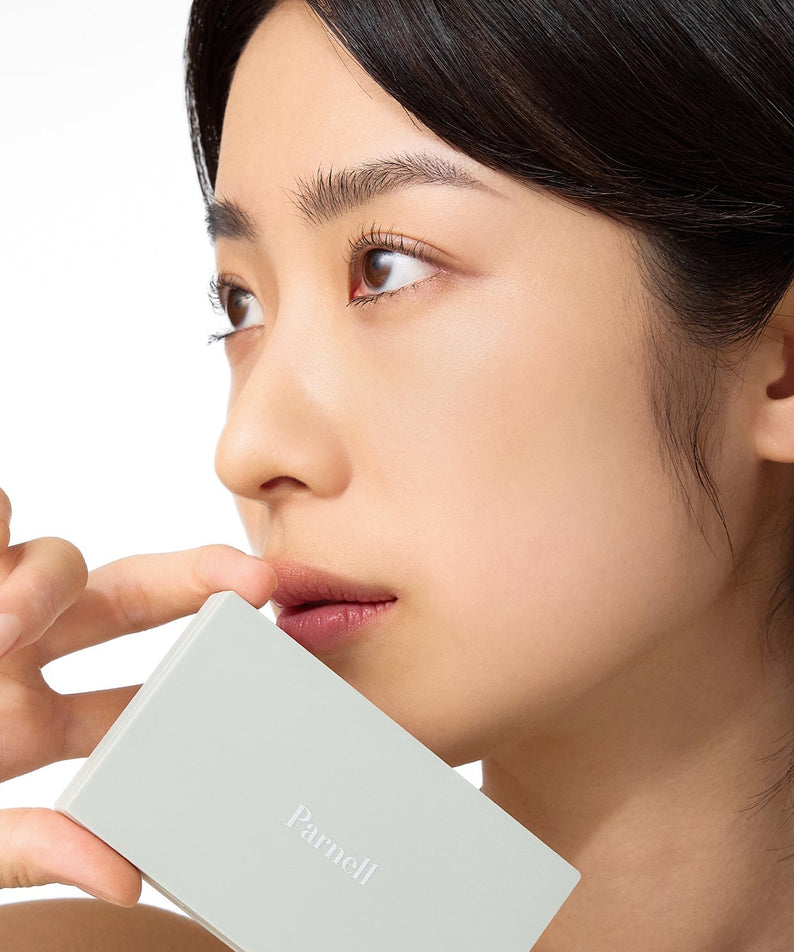 Femme tenant PARNELL Cicamanu Matte Spondation 9g, fondation compacte.