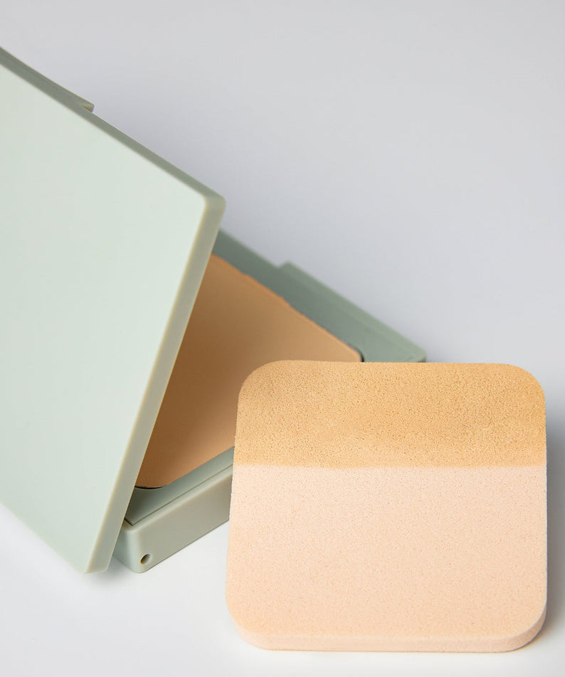 Poudre compacte PARNELL Cicamanu Matte Spondation 9g pour teint naturel et mat, boîtier élégant ouvert avec éponge beige.