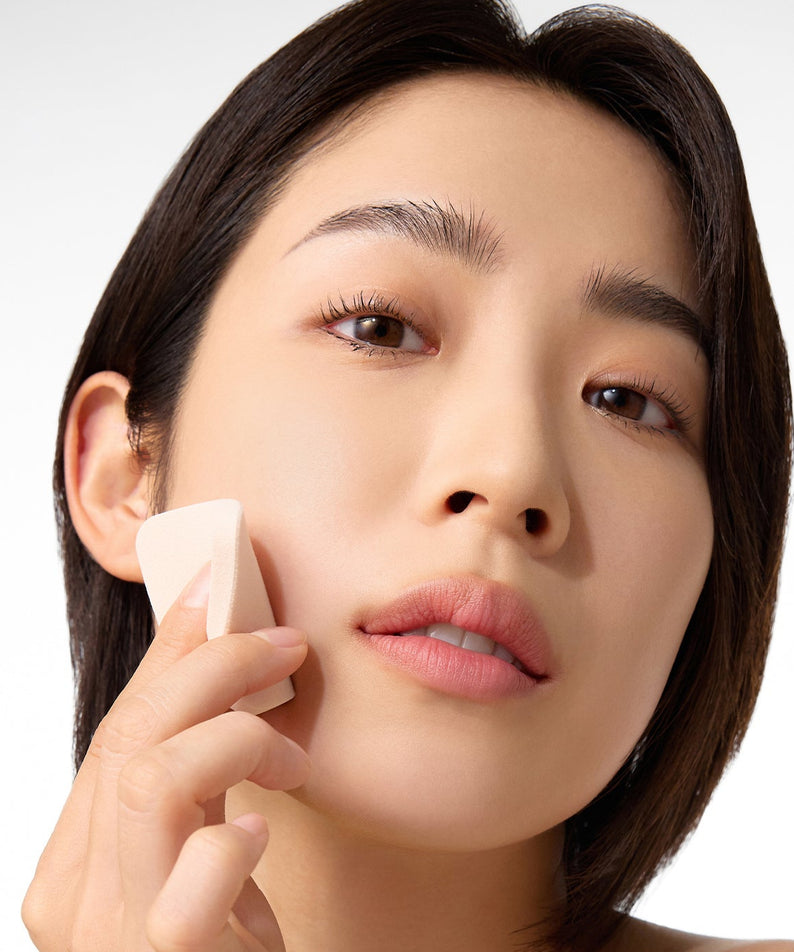 Femme appliquant le PARNELL Cicamanu Matte Spondation 9g sur le visage, offrant un teint parfait et mat avec un effet naturel.