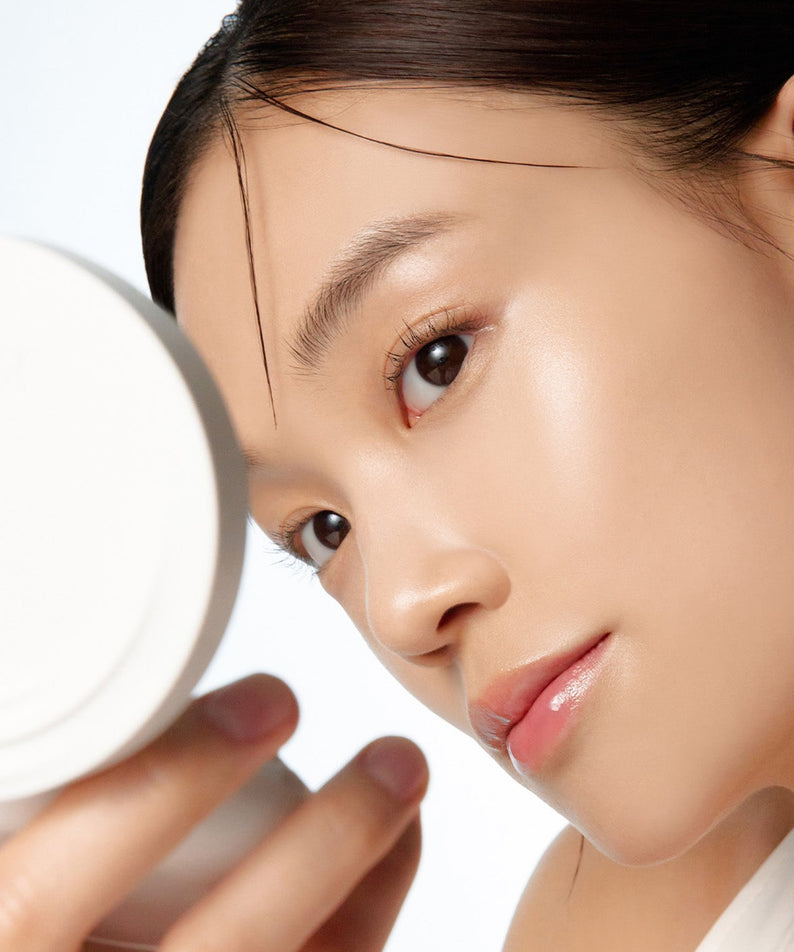 Femme utilisant PARNELL Cicamanu Serum Cushion 15g pour un teint lumineux.
