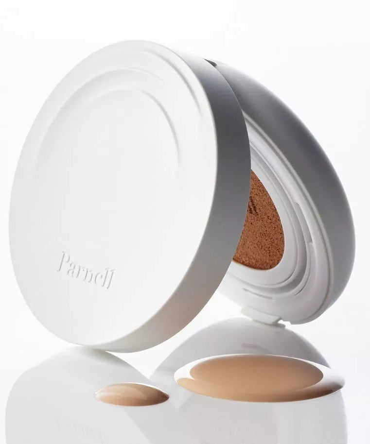 PARNELL Cicamanu Serum Cushion 15g - maquillage teint lumineux en format compact, illustré sur fond blanc.