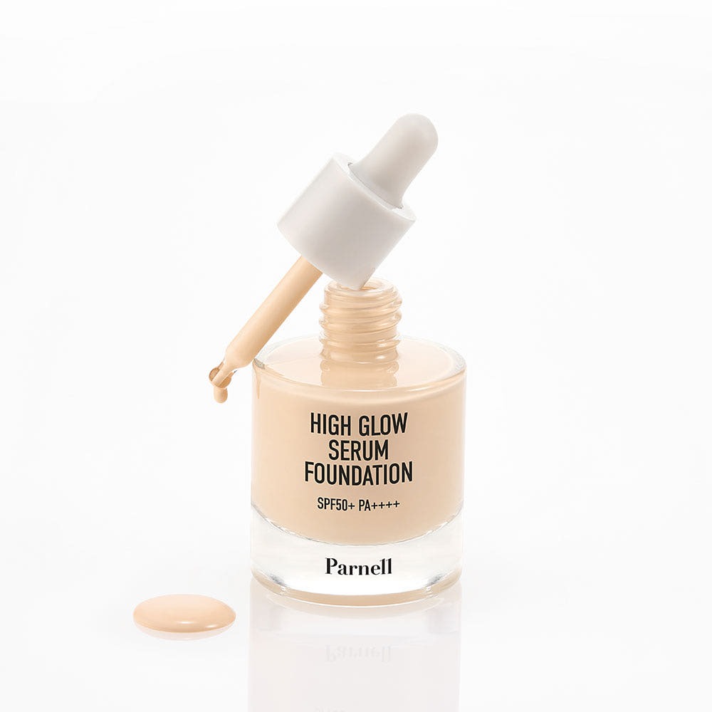 PARNELL High Glow Serum Foundation 30ml de Parnell, flacon et texture sur fond blanc, rendu lumineux.