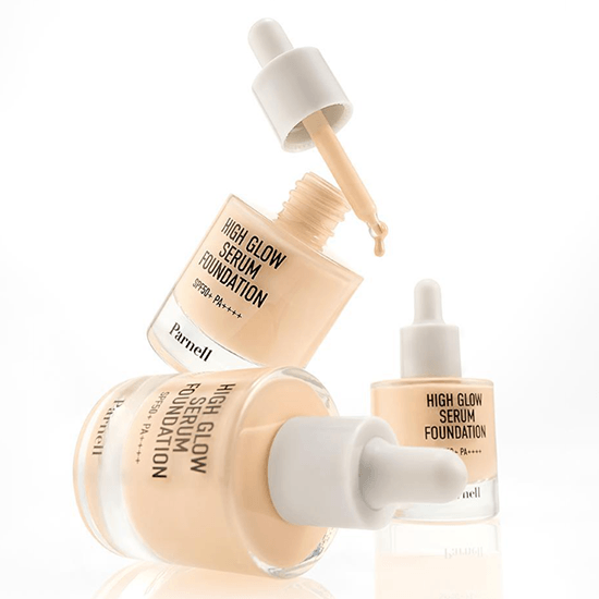PARNELL High Glow Serum Foundation 30ml, flacon pompe sur fond blanc, maquillage visage lumineux en style produit