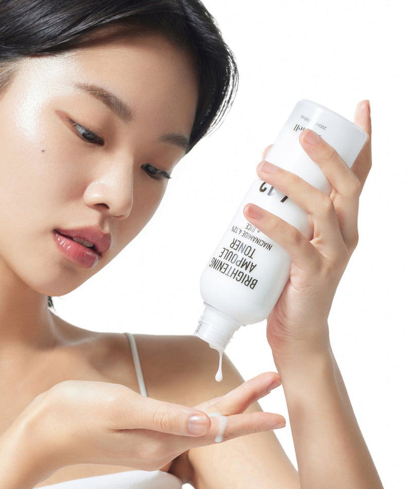 Personne appliquant PARNELL Niacinamide 4.12 Rice Brightening Ampoule Toner 200ml sur la main, soin visage lumineux