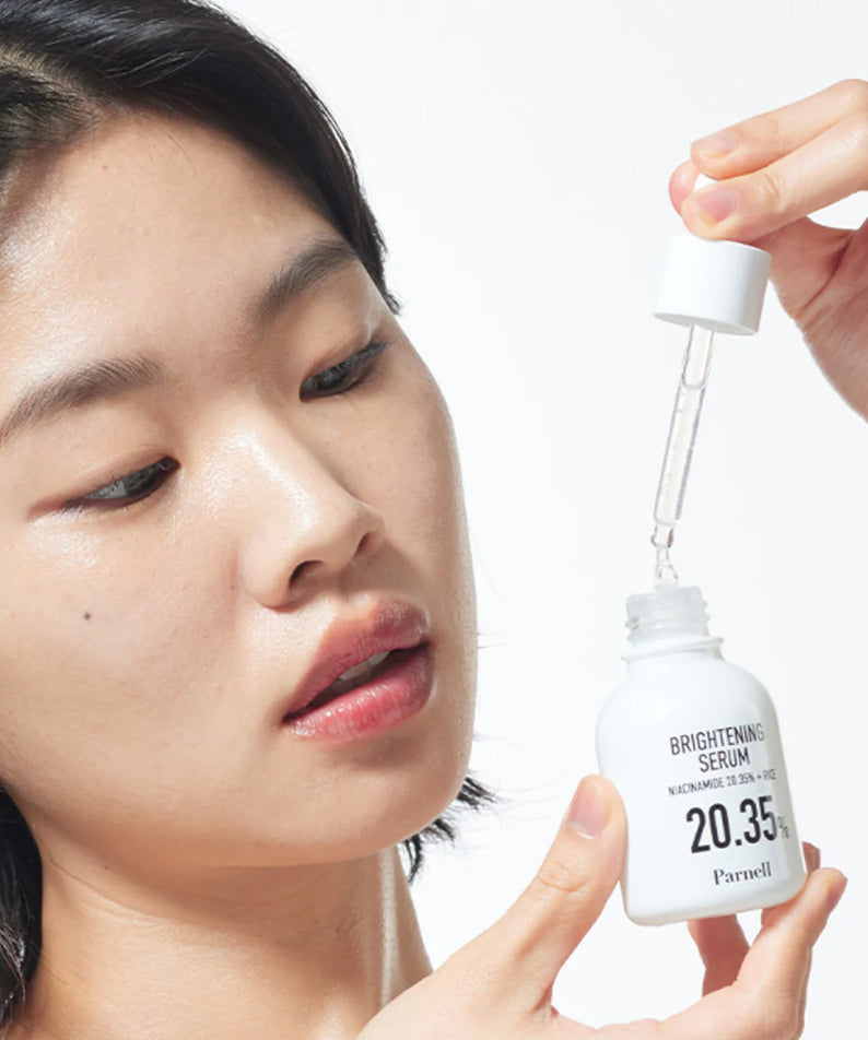 PARNELL  Niacinamide 20.35 Rice Brightening Serum 30ml, sérum appliqué sur visage, flacon et texture sur fond clair