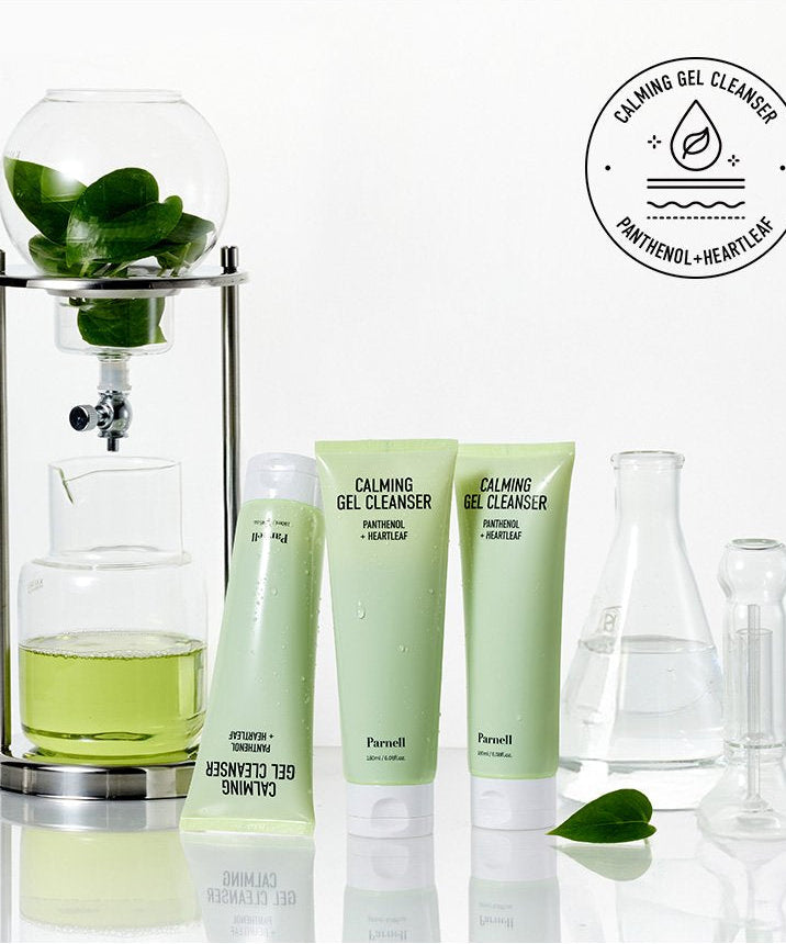 PARNELL  Panthenol Heartleaf Calming Gel Cleanser 180ml, flacon sur fond blanc avec feuilles d’Heartleaf et flacon doseur