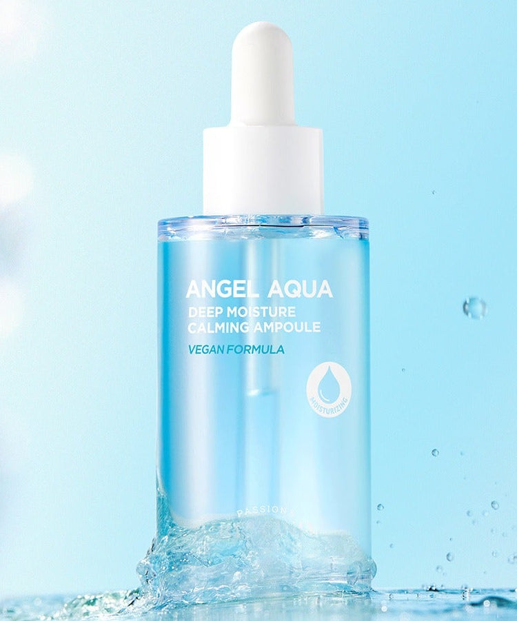 PASSION & BEYOND Angel Aqua Moisture Filled Soothing Ampoule 50ml, flacon bleu apaisant sur fond aqua, gouttes d’eau