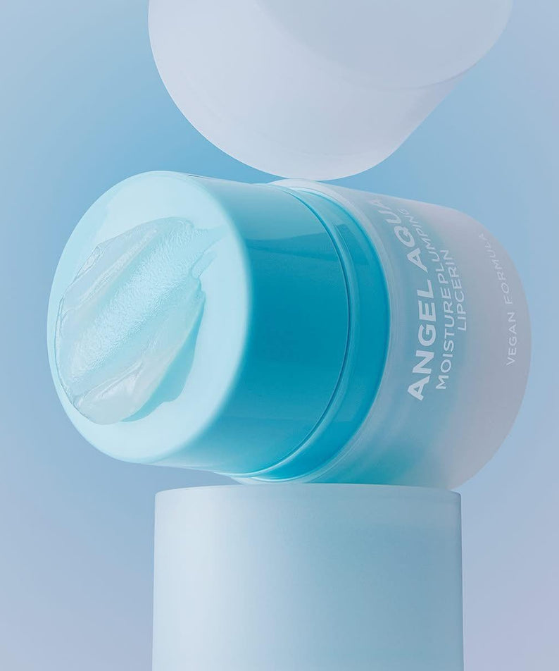 PASSION & BEYOND Angel Aqua Moisture Plumping Lipcarin 15ml, pot de baume sur fond bleu, marque PASSION&BEYOND en gros plan.
