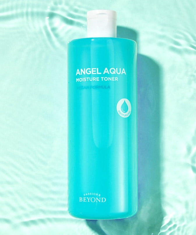 PASSION & BEYOND Angel Aqua Moisture Toner 500ml, flacon bleu sous eau turquoise, contexte visuel aquatique