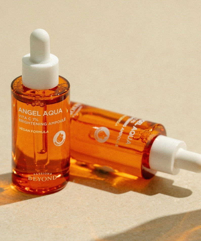 PASSION & BEYOND Angel Aqua Vita C 7% Blemmish Ampoule 30ml en flacons ambrés sur fond beige, marque PASSION&BEYOND