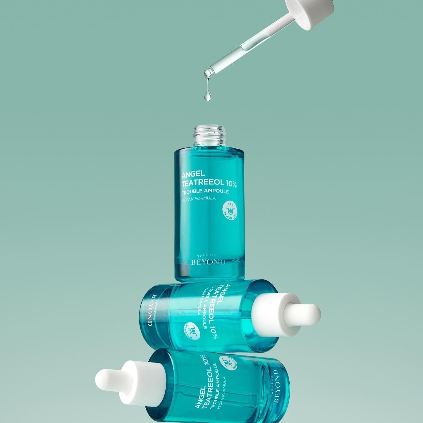 PASSION & BEYOND Angel Tea Tree 10% Trouble Ampoule 50ml, ampoules en verre bleuté sur fond vert, marque visible.