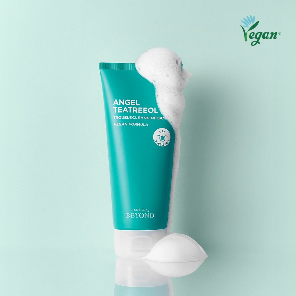 PASSION & BEYOND Angel Tea Tree Trouble Cleansing Foam 200ml, tube vert mousseux, fond bleu pastel, marque visible.