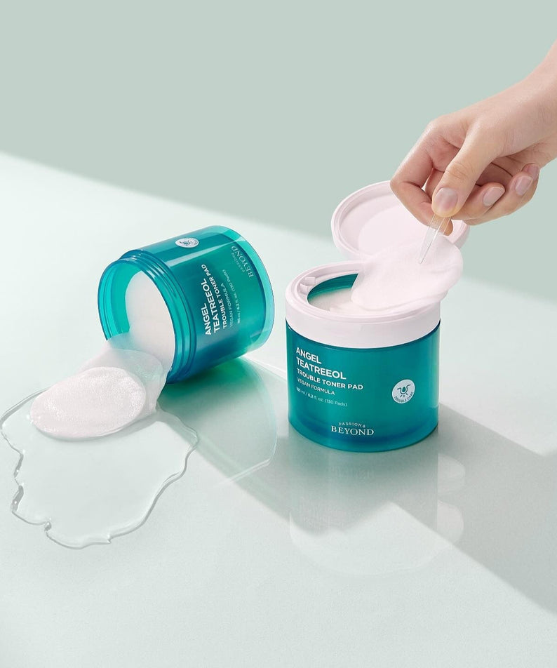 PASSION & BEYOND Angel Tea Tree Trouble Toner Pads 185ml, marque sur pot bleu et mains utilisant des pads sur fond vert