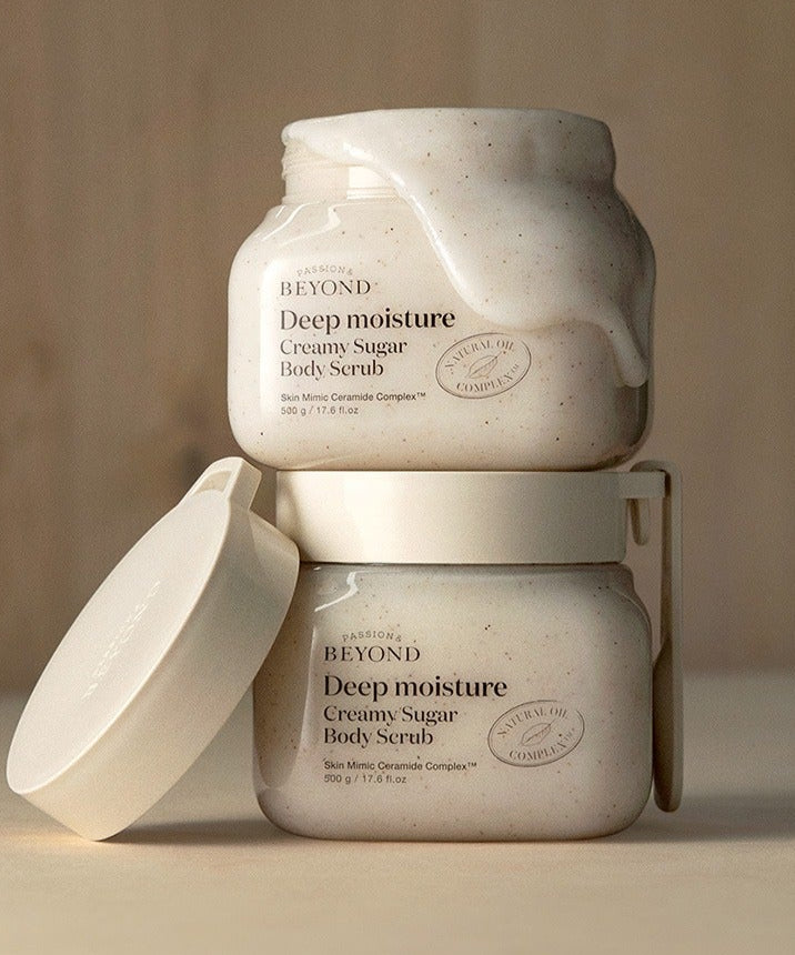 PASSION & BEYOND Deep Moisture Creamy Sugar Body Scrub 500g, pot de gommage crème sucre sur fond brun, marque PASSION & BEYOND