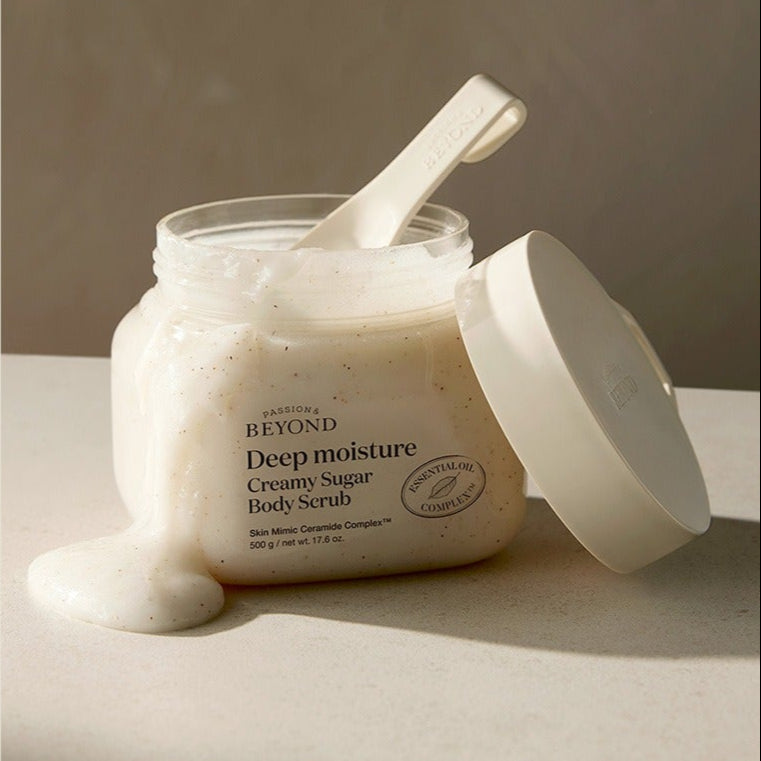 PASSION & BEYOND Deep Moisture Creamy Sugar Body Scrub 500g, pot blanc et spatule, marque sur l’étiquette, contexte studio.
