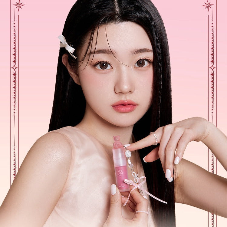 PASSION CAT Bere Blur Tint de PASSION CAT, maquillage rose sur visage d’une femme, fond rose pastel, portrait