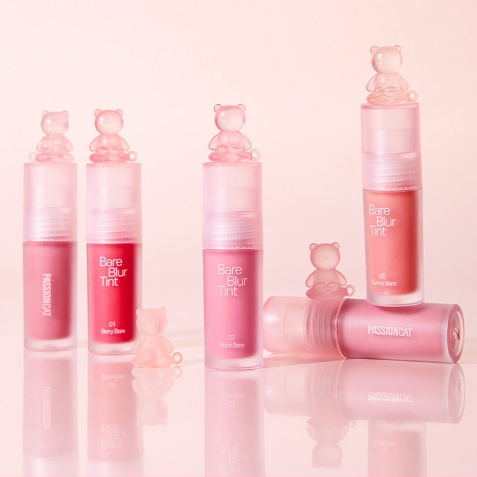 PASSION CAT Bere Blur Tint, packshot maquillage rose sur fond pastel, marque PASSION CAT, flacons et reflets en studio
