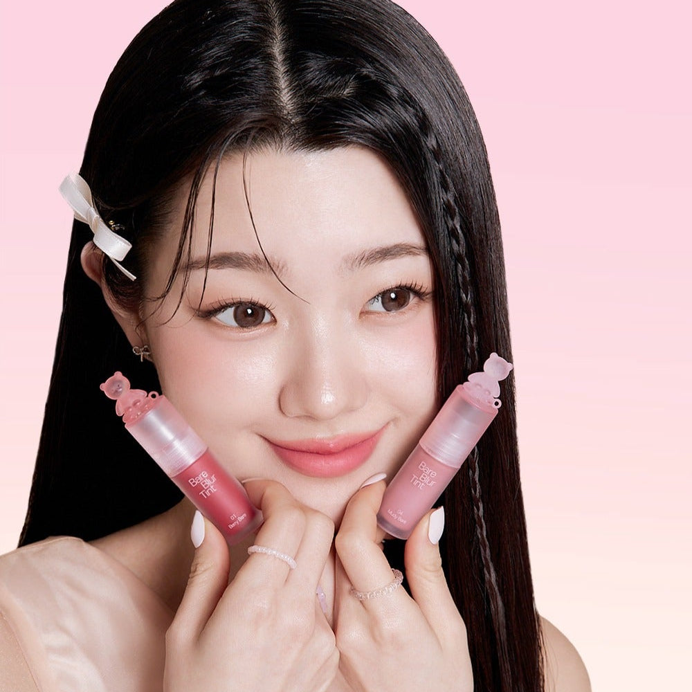 PASSION CAT Bere Blur Tint, pack produit rose sur fond pastel, maquillage lèvres sur photo beauté de la marque.