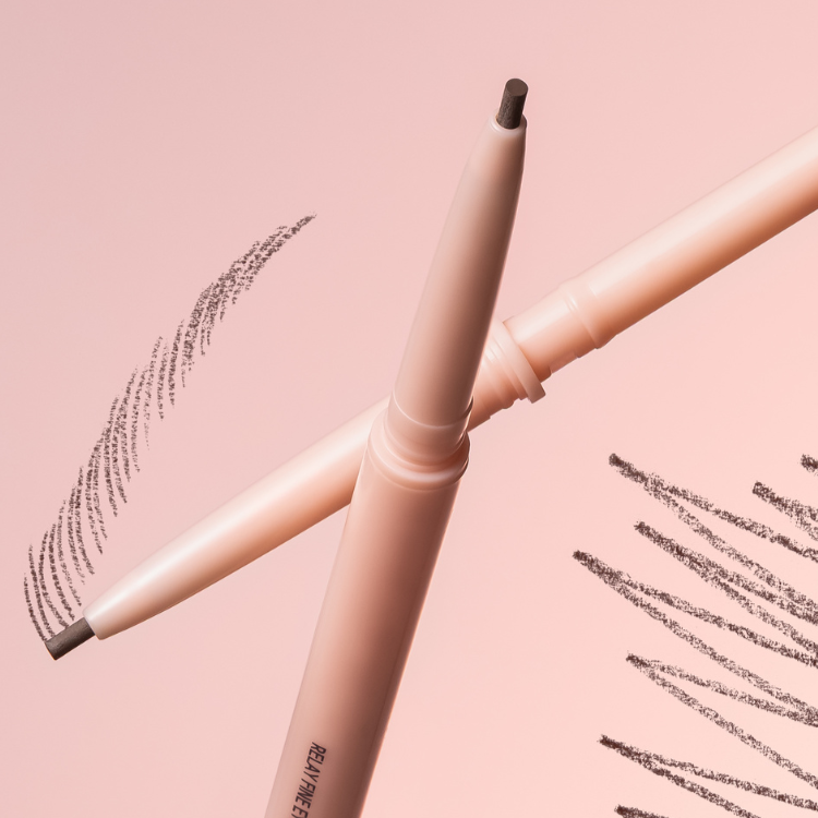 PASSION CAT Relay Fine Eyebrown Pencil 0.09g de PASSION CAT, crayon sourcils fin sur fond rose, traits de maquillage