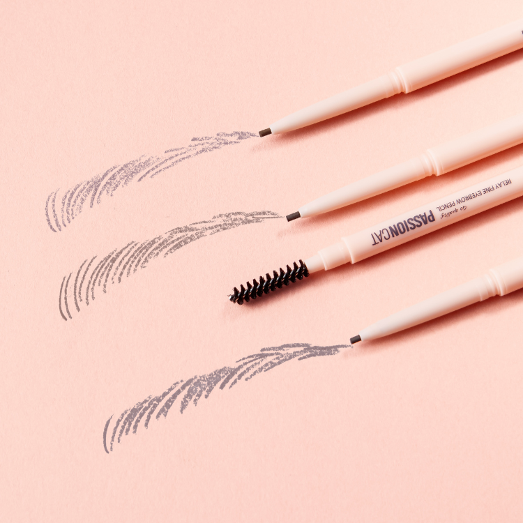 PASSION CAT Relay Fine Eyebrown Pencil 0.09g de PASSION CAT, sur peau avec traits de sourcils et applicateur fin.
