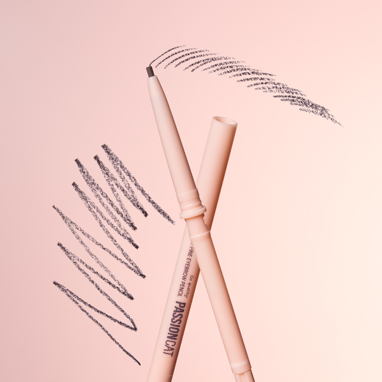 PASSION CAT Relay Fine Eyebrown Pencil 0.09g de PASSION CAT, crayon sourcils fin, sur fond rose avec swatches.