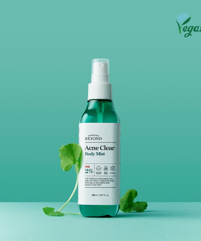 Flacon de PASSON&BEYOND Acne Clear Body Mist 200ml sur fond vert, produit vegan pour une peau claire et saine.