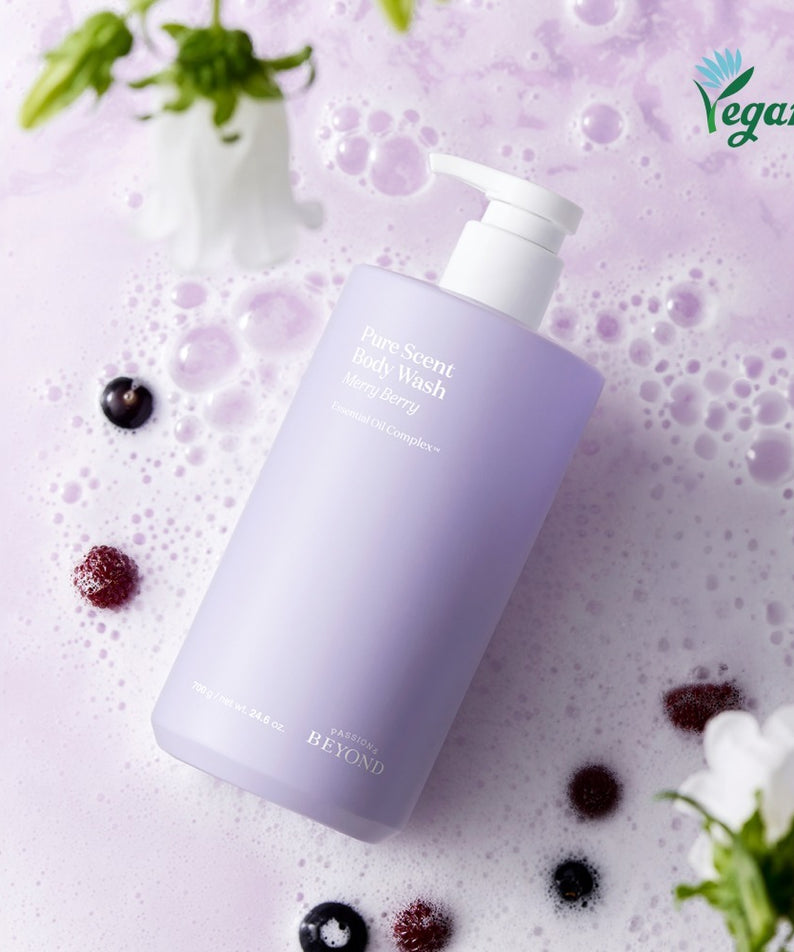 Flacon de PASSON&BEYOND Pure Scent Mary Berry Body Wash 700g sur fond moussant avec baies, mettant l'accent sur sa formule vegan.