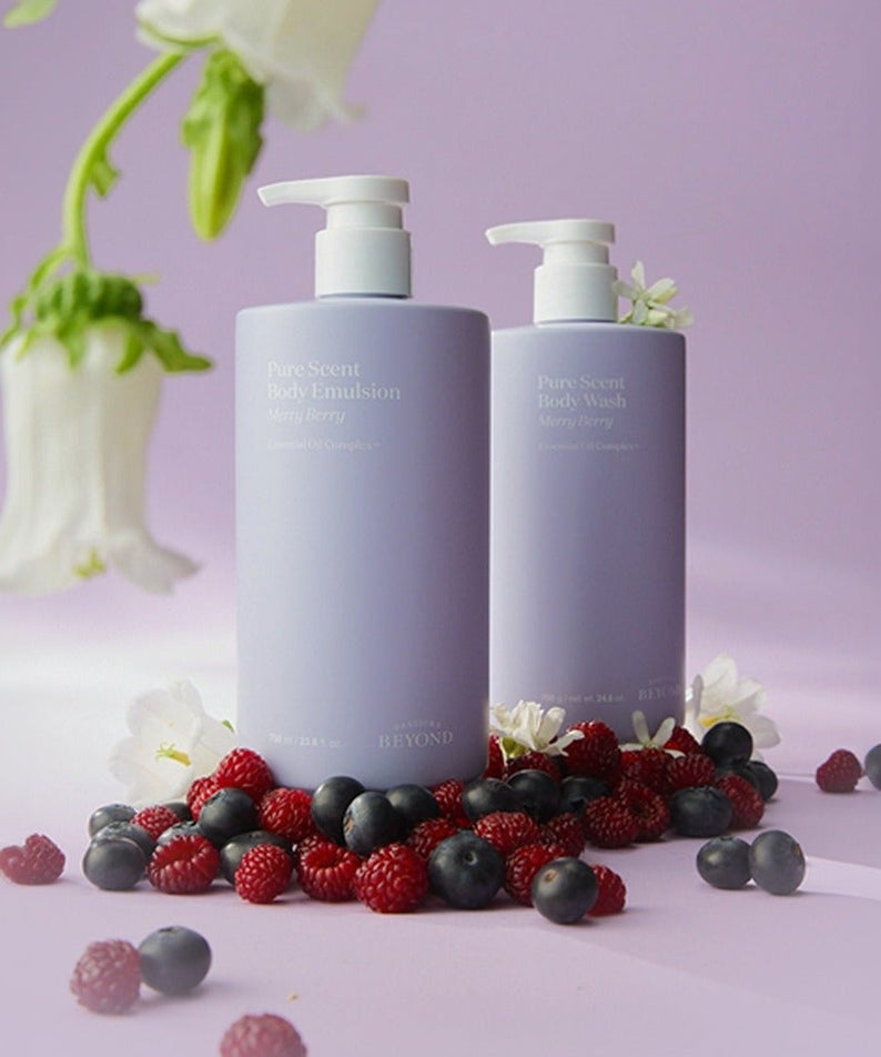 Produits "PASSON&BEYOND Pure Scent Mary Berry Body Wash 700g" entourés de baies sur un fond lilas avec détails floraux blancs.