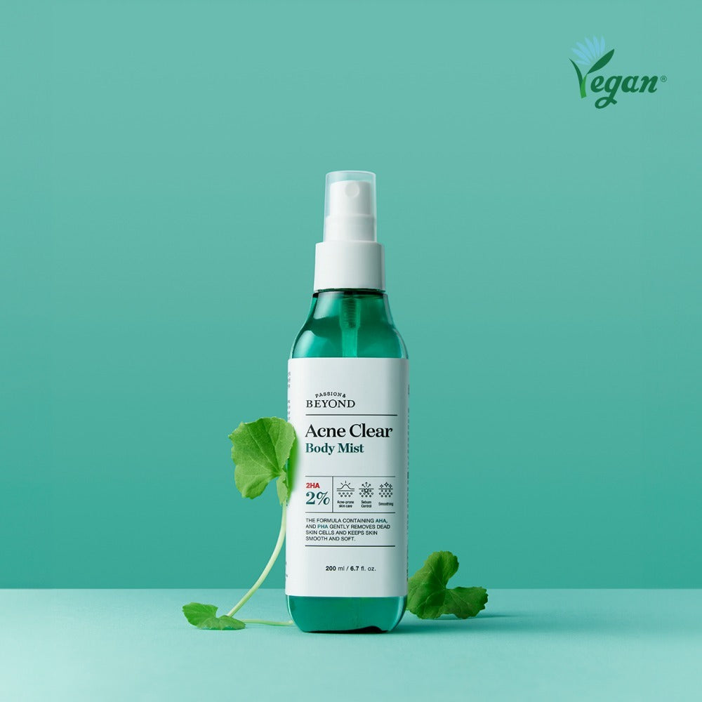 PASSON & BEYOND Acne Clear Body Mist 200ml, flacon sur fond turquoise, feuilles de menthe, marque PASSON & BEYOND, visuel produit