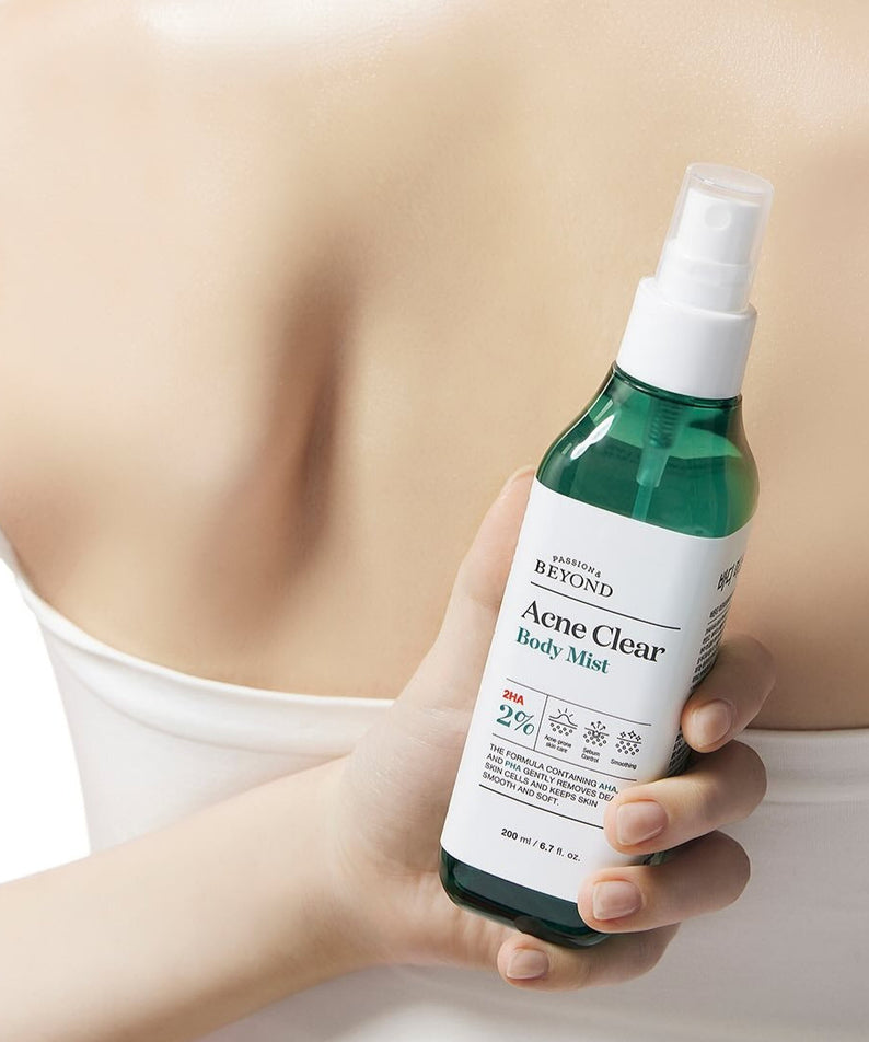 PASSON & BEYOND Acne Clear Body Mist 200ml, brume anti-imperfections de la marque, main tenant le flacon sur peau en photo