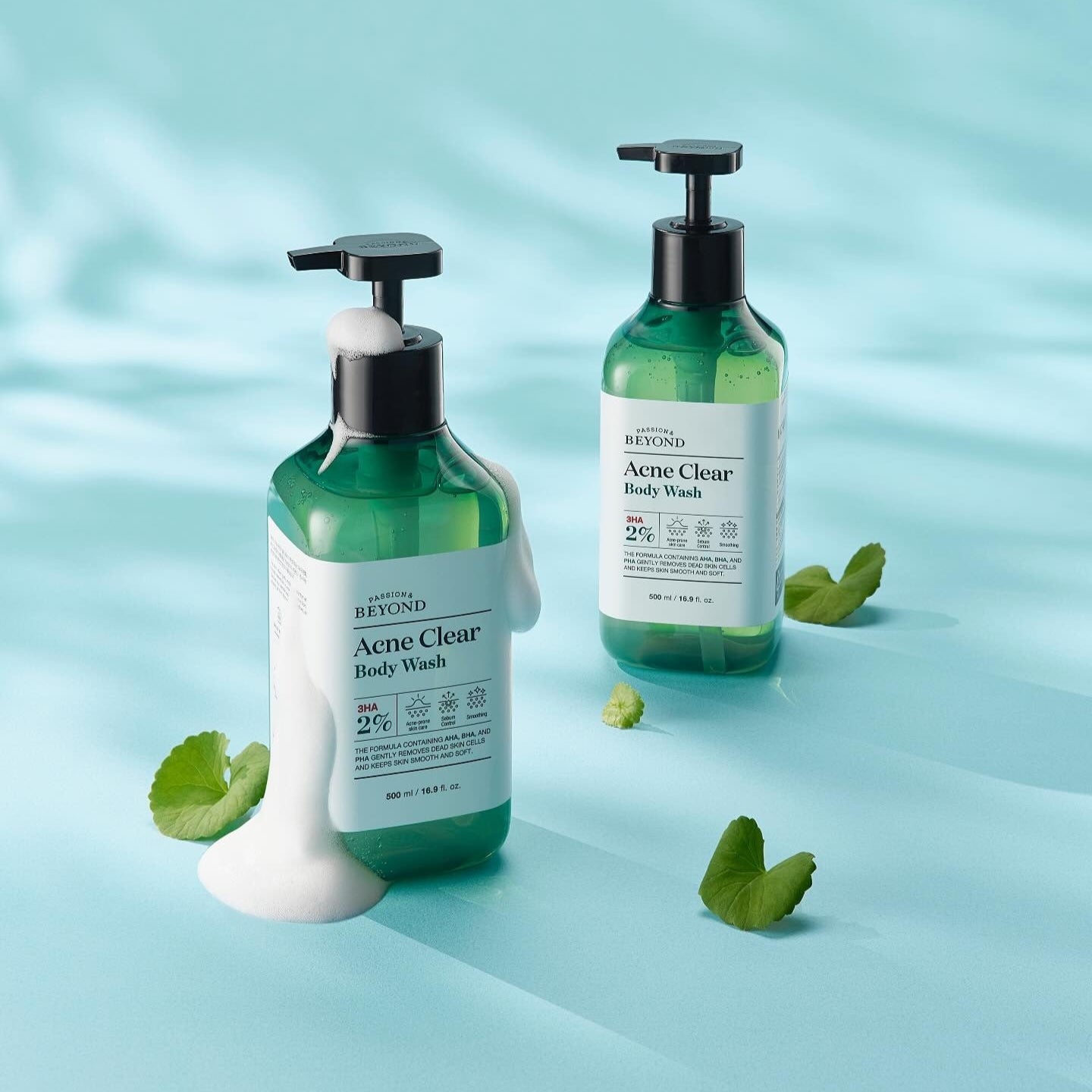 PASSON & BEYOND Acne Clear Body Wash 500ml, flacons sur fond bleu, ingrédients feuilles, contexte visuel spa/cosmétiques