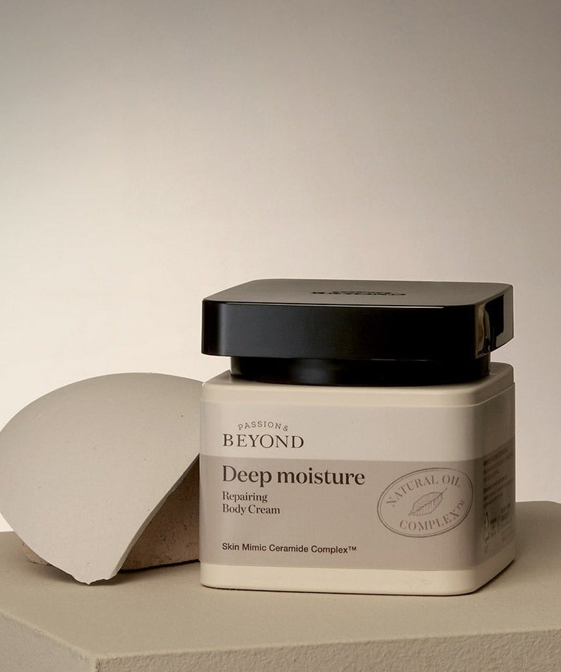 PASSON & BEYOND Deep Moisture Repairing Body Cream 150ml, pot crème sur fond beige, marque visible.