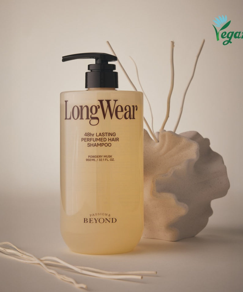 PASSON & BEYOND LongWear 48hr Lasting Perfumed Hair Shampoo 950ml : flacon et cheveux parfumés en scène, marque PASSON & BEYOND.
