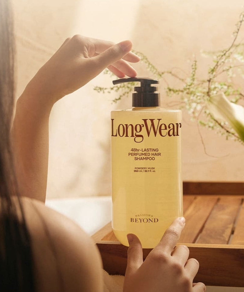 PASSON & BEYOND LongWear 48hr Lasting Perfumed Hair Shampoo 950ml, flacon LongWear tenu en mains, décor salle de bain, parfum
