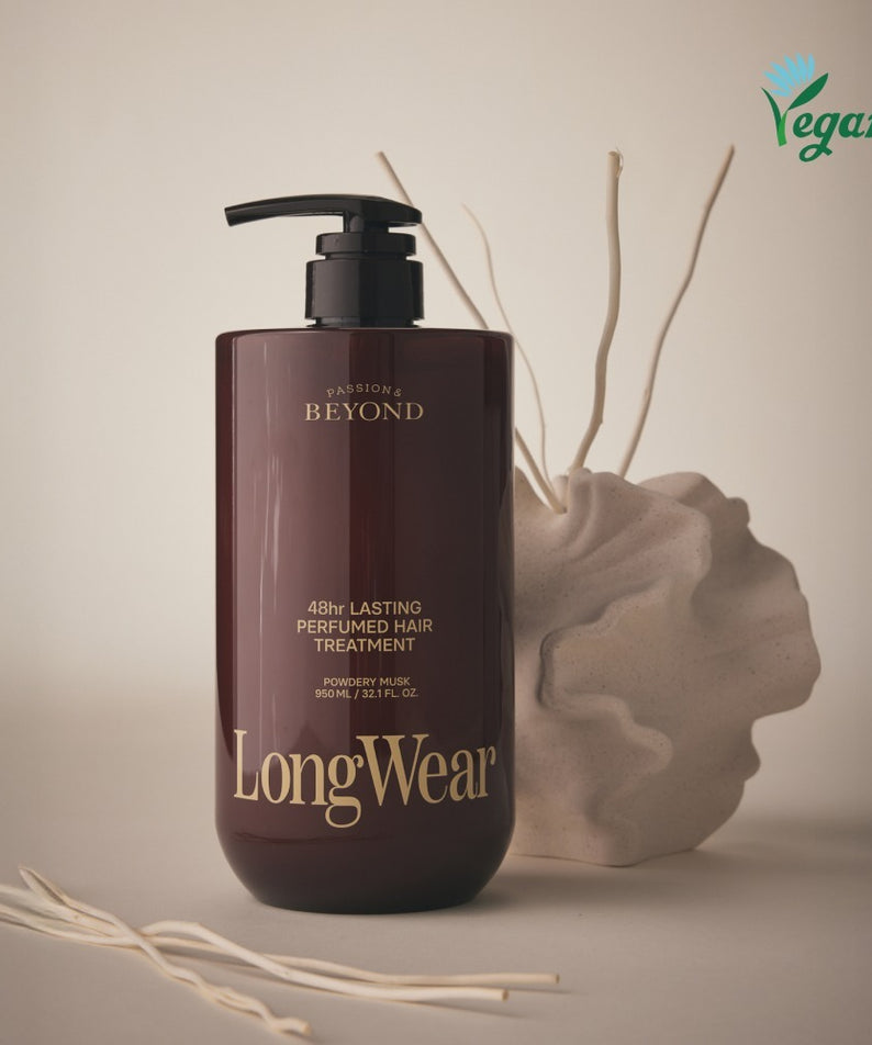 PASSON & BEYOND LongWear 48hr Lasting Perfumed Hair Treatment 950ml, flacon noir, fond beige, gouttes parfumées, décor salon