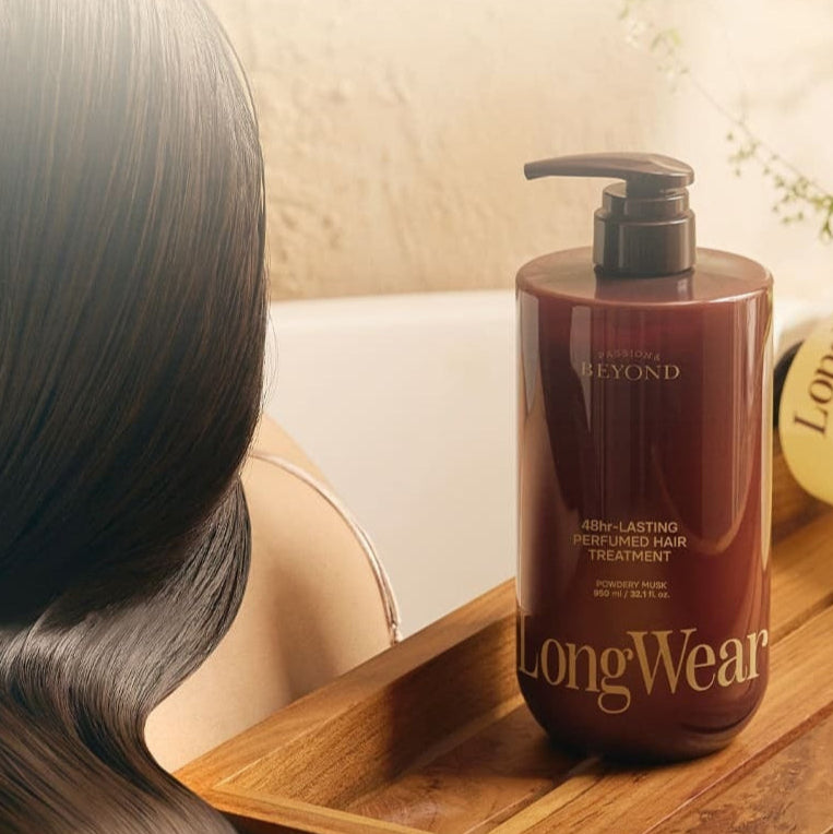PASSON & BEYOND LongWear 48hr Lasting Perfumed Hair Treatment 950ml, flacon sur table, cheveux noirs, ambiance déco salon